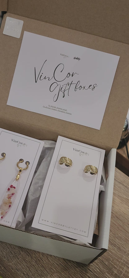 Dried flower Pendant and Gold Basics Giftbox